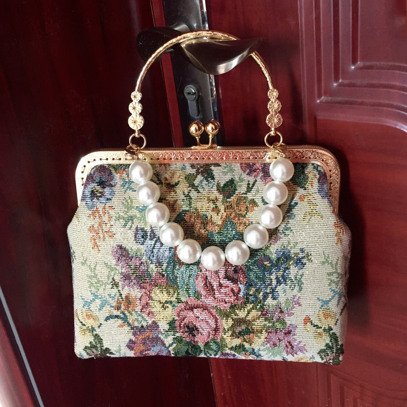 Cartera con bordado floral rococó