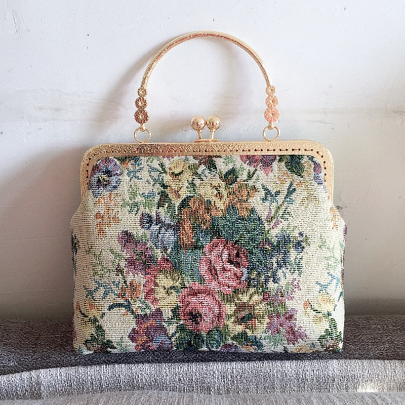 Cartera con bordado floral rococó