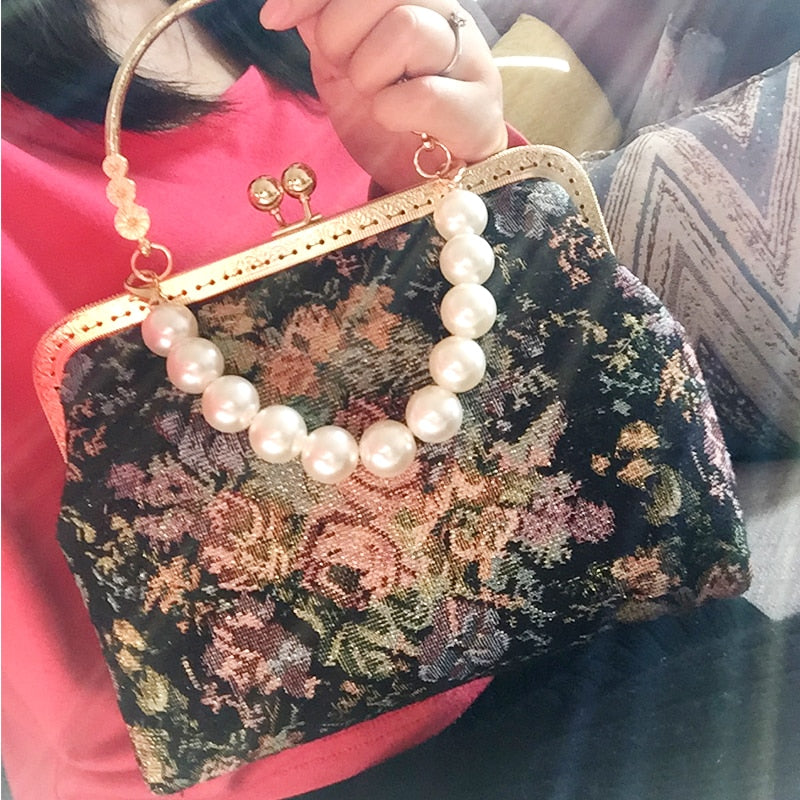 Cartera con bordado floral rococó