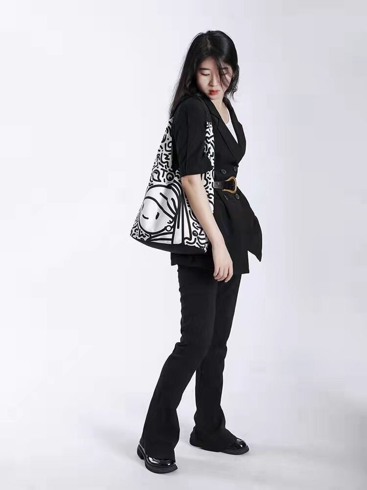 Fille avec une boucle d'oreille en perle doodles Sac à bandoulière